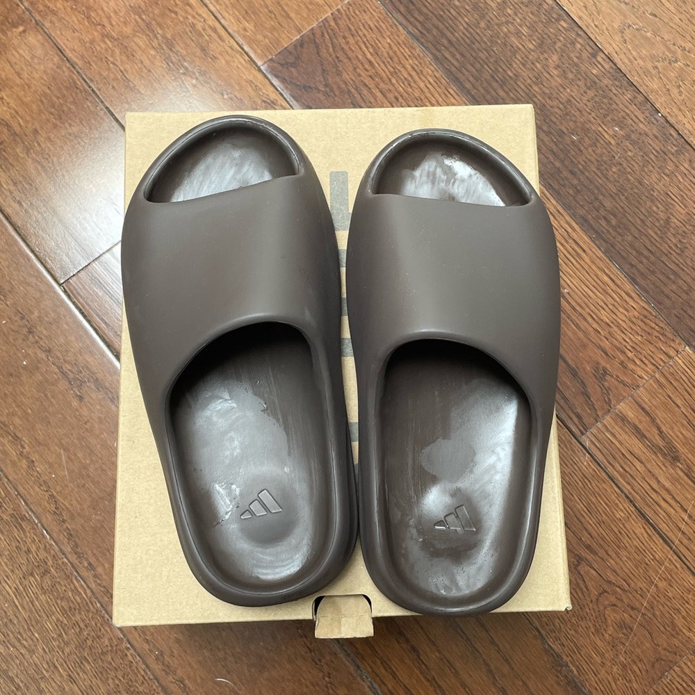 Brown Yeezy Slides Size 5 Never Worn